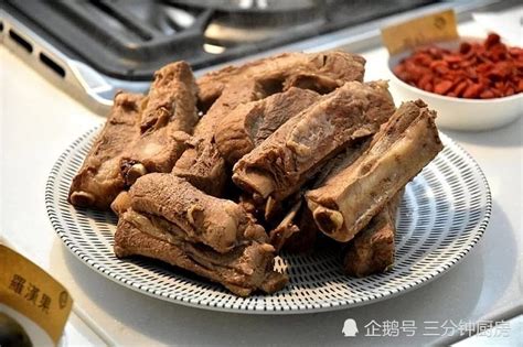 皇帝骨|【肉骨茶要吃哪部位？】皇帝骨、豬彎、不見天，饕客。